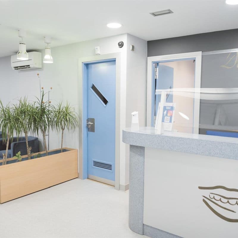 Recepción de la clínica dental Dr. Godino en Alcorcón