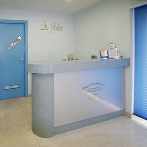 Recepción de la clínica dental Dr. Godino en Alcorcón