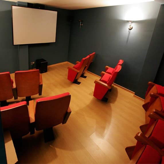 Sala de proyecciones de la clínica dental Dr. Godino en Alcorcón