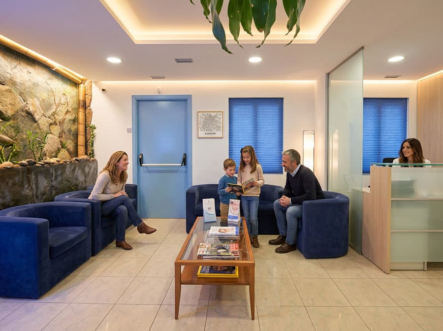 Familia atendida en la clínica dental Dr. Godino de Alcorcón