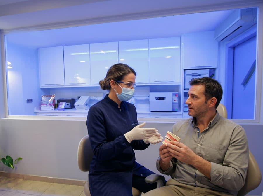 Dentista resolviendo dudas en la clínica dental Dr. Godino de Alcorcón