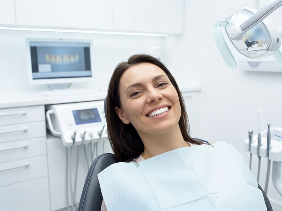 Sonrisa natural tras estética dental en Alcorcón