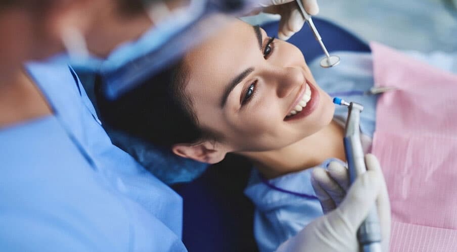 Odontólogos cuidando la salud bucodental en Alcorcón